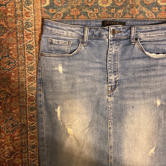 Soft and stretchy denim skirt - Picture 3 of 4